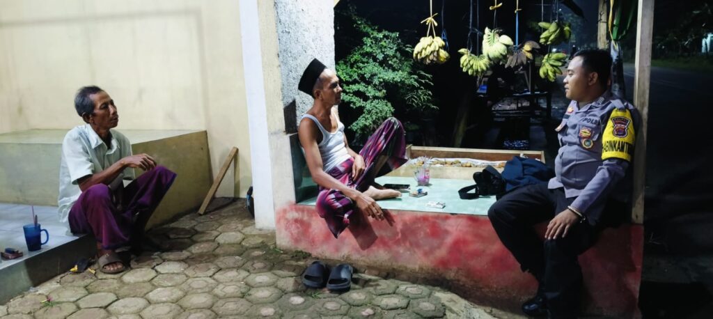 Polsek Panimbang Laksanakan Patroli Malam di Desa Binaan Antisipasi Kriminalitas 8 WhatsApp Image 2024 05 18 at 06.01.36