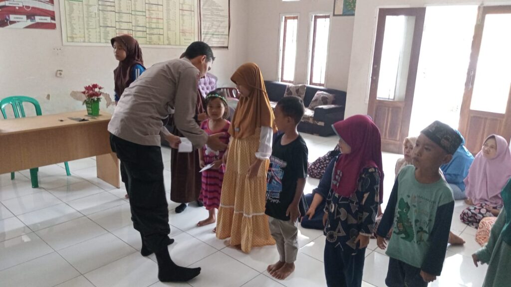 Kanit Binmas Polsek Jiput Kembali Bantu Salurkan Sedekah Jum'at Berkah 10 WhatsApp Image 2024 05 18 at 06.46.28
