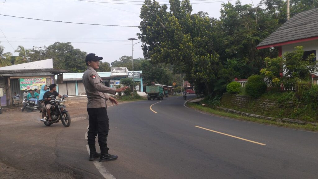 Polsek Saketi Polres Pandeglang Gelar Pengaturan Lalulintas di Akhir Pekan 2 WhatsApp Image 2024 05 18 at 07.00.28