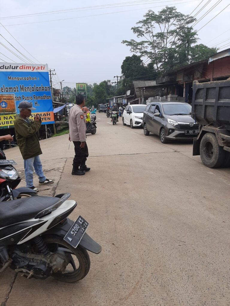 Polsek Bojong Polres Pandeglang Menggelar Pengaturan Lalulintas pada Akhir Pekan 8 WhatsApp Image 2024 05 18 at 07.20.23