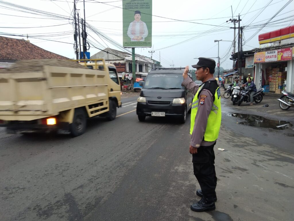Polsek Cadasari Berjaga di Depan Pasar, Atur Lalu Lintas Sore Hari untuk Kenyamanan Pengguna Jalan 4 WhatsApp Image 2024 05 18 at 17.11.11