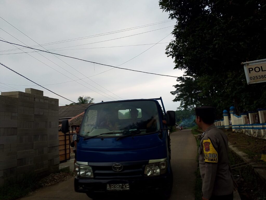Polsek Cikedal Polres Pandeglang Menggelar Kegiatan Strong Point Rutin Ciptakan Kondusifitas 6 WhatsApp Image 2024 05 18 at 18.19.48