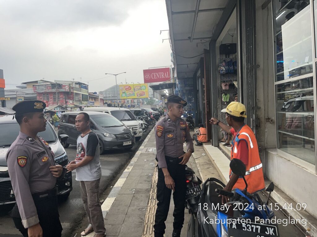 Sat Samapta Polres Pandeglang Gelar Patroli di Pasar Badak Pandeglang Guna Meminimalisir Kriminalitas pada Akhir Pekan 7 WhatsApp Image 2024 05 18 at 19.17.32