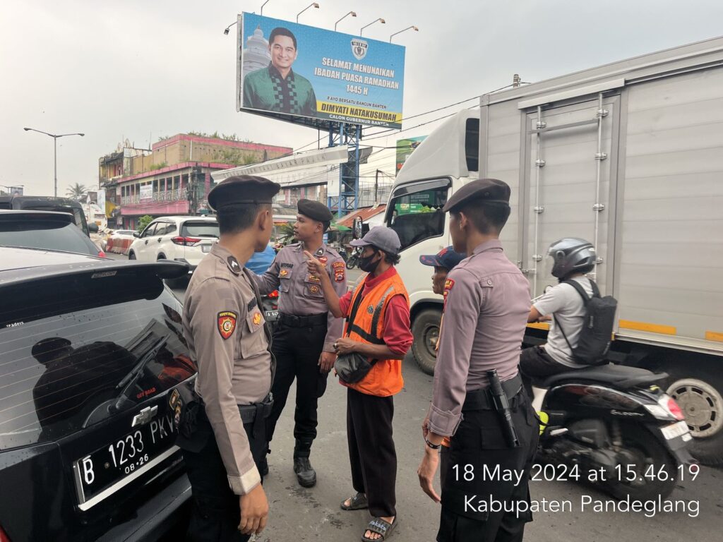 Sat Samapta Polres Pandeglang Berikan Himbauan kepada Juru Parkir di Pasar Badak Guna Edukasi Penataan Kendaraan 6 WhatsApp Image 2024 05 18 at 19.17.35