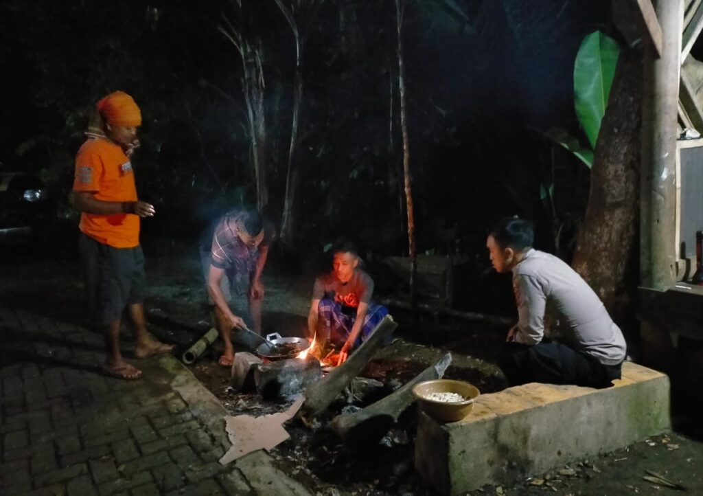Bhabinkamtibmas Polsek Mandalawangi Terus Lakukan Sambang dan Silaturahmi untuk Ciptakan Kamtibmas yang Aman 4 WhatsApp Image 2024 05 18 at 21.45.42