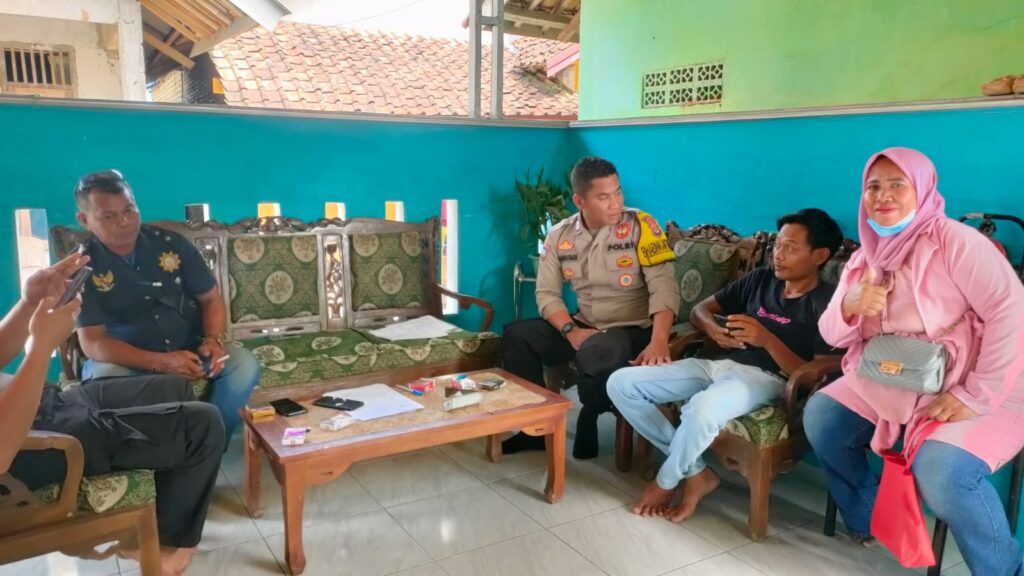 Bhabinkamtibmas Polsek Munjul Terus Lakukan Kegiatan Sambang Masyarakat untuk Ciptakan Kondisi Kondusif 5 WhatsApp Image 2024 05 18 at 22.41.10