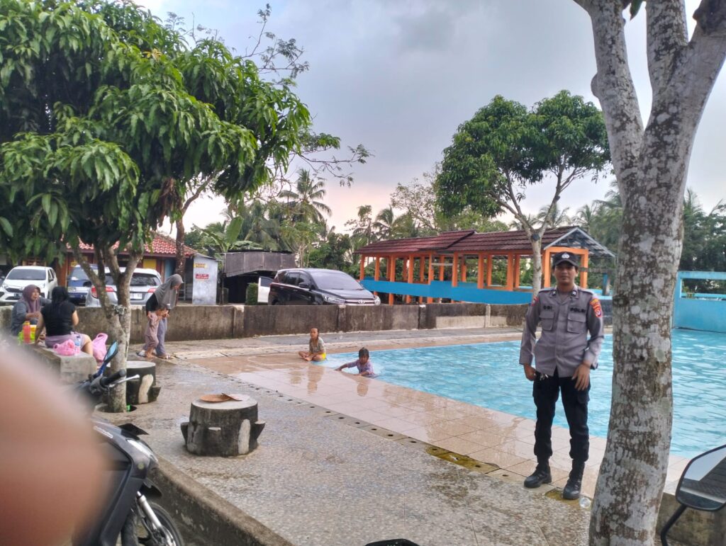 Polsek Pulosari Lakukan Pengamanan di Objek Wisata Kolam Renang Citaman Batu dan Kolam Renang Sanur 7 WhatsApp Image 2024 05 19 at 00.21.56