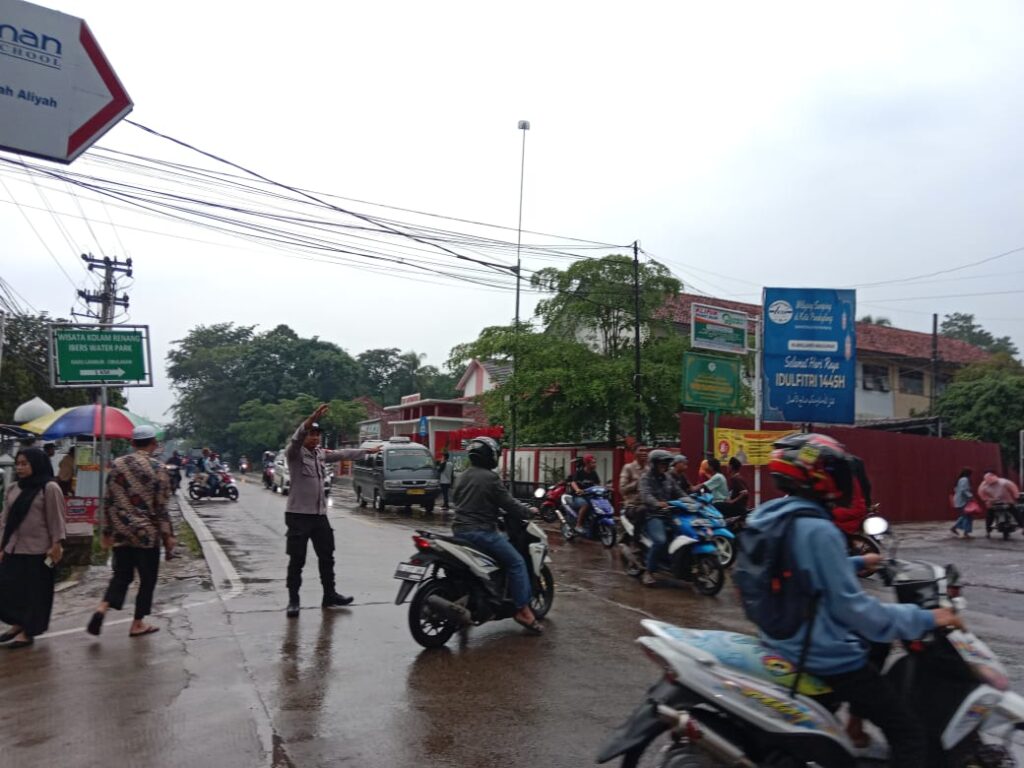 Personil Polsek Cimanuk Gelar Kegiatan Strong Point untuk Kenyamanan Pengguna Jalan 10 WhatsApp Image 2024 05 19 at 03.54.56