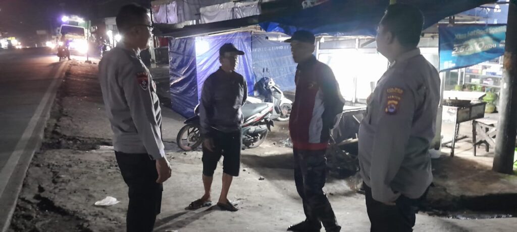 Personil Polsek Cimanuk Sambangi Warga untuk Pastikan Lingkungan Aman dan Kondusif 1 WhatsApp Image 2024 05 19 at 03.55.38