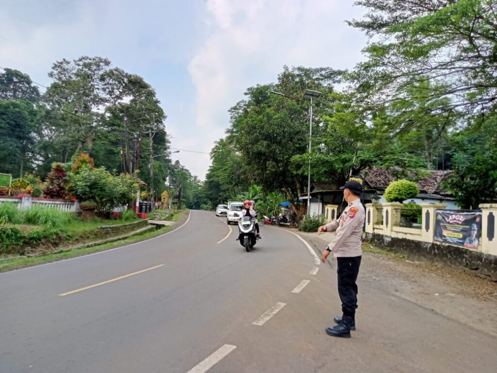 Polsek Saketi Maksimalkan Pengaturan Lalu Lintas di Pertigaan Depan SDN 1 Ciandur 5 WhatsApp Image 2024 05 19 at 05.40.09