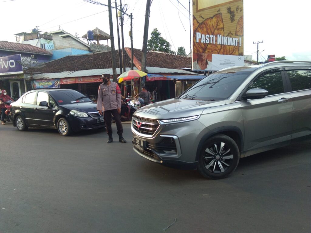Personil Polsek Menes Polres Pandeglang Lakukan Pengaturan Lalu Lintas di Akhir Pekan 7 WhatsApp Image 2024 05 19 at 14.20.47