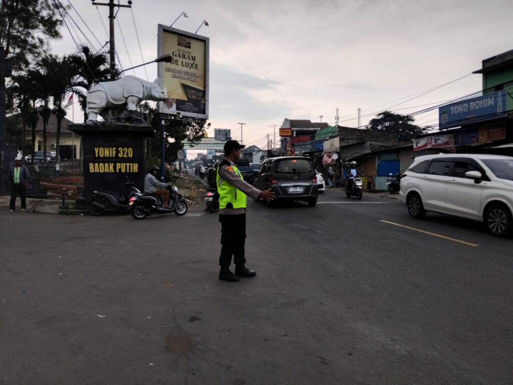 Polsek Cadasari Lakukan Pengaturan Lalu Lintas di Depan Pasar Cadasari untuk Kelancaran dan Keselamatan Pengguna Jalan 9 WhatsApp Image 2024 05 19 at 18.16.50