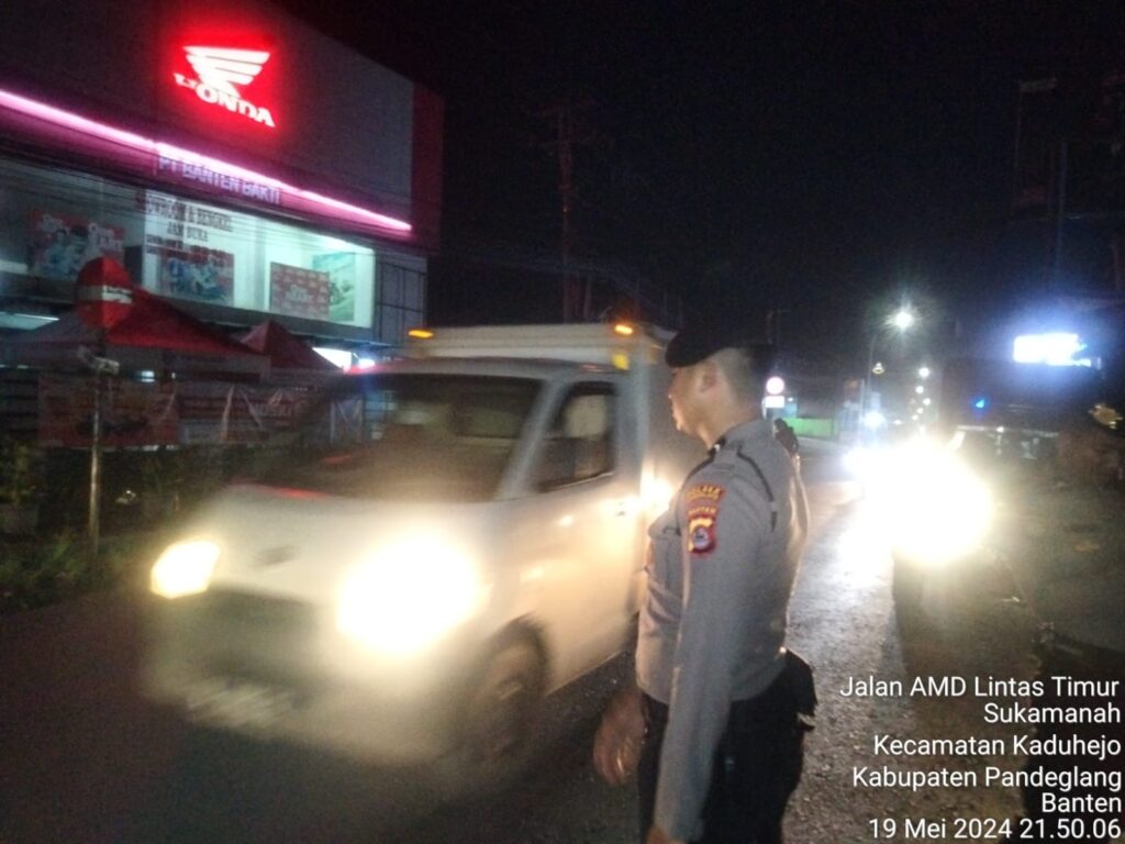 Sat Samapta Polres Pandeglang Gelar Strong Point Malam untuk Pengaturan Arus Lalu Lintas 2 WhatsApp Image 2024 05 20 at 05.57.09
