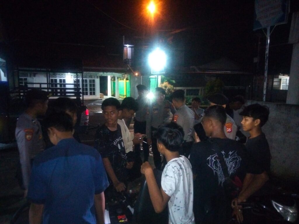 Patroli Malam Samapta Polres Pandeglang Imbau Remaja Nongkrong Tidak Terlibat dalam Kriminalitas 9 WhatsApp Image 2024 05 20 at 05.57.48