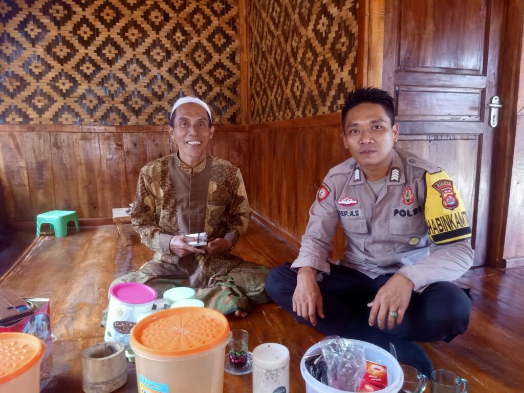 Bhabinkamtibmas Polsek Cadasari Gelar Silaturahmi dengan Tokoh Agama untuk Pererat Hubungan Kepolisian dan Masyarakat 1 WhatsApp Image 2024 05 20 at 10.19.38