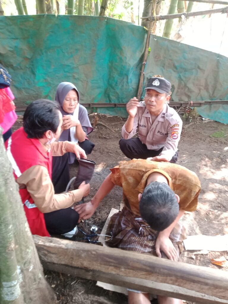 Polsek Labuan dan Puskesmas Labuan Berikan Bantuan Kesehatan kepada Pasien ODGJ di Kampung Pangulon 9 WhatsApp Image 2024 05 20 at 11.53.44