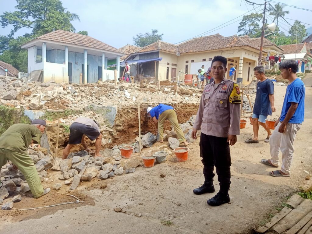 Bhabinkamtibmas Polsek Cadasari Bergotong Royong Bersama Warga Perbaiki Musolah Al-Ikhlas 5 WhatsApp Image 2024 05 20 at 11.59.35 1