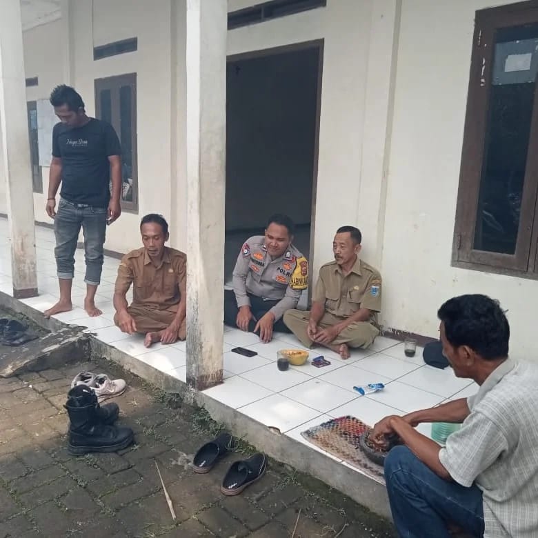 Polres Pandeglang: Bripka Peri Ritonga Laksanakan Giat Sambang dan Silaturahmi di Desa Karyasari 6 WhatsApp Image 2024 05 20 at 12.58.38