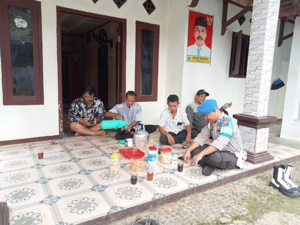 Polsek Cikedal Polres Pandeglang Laksanakan Patroli Rutin untuk Menjaga Keamanan Wilayah 4 WhatsApp Image 2024 05 20 at 13.00.22