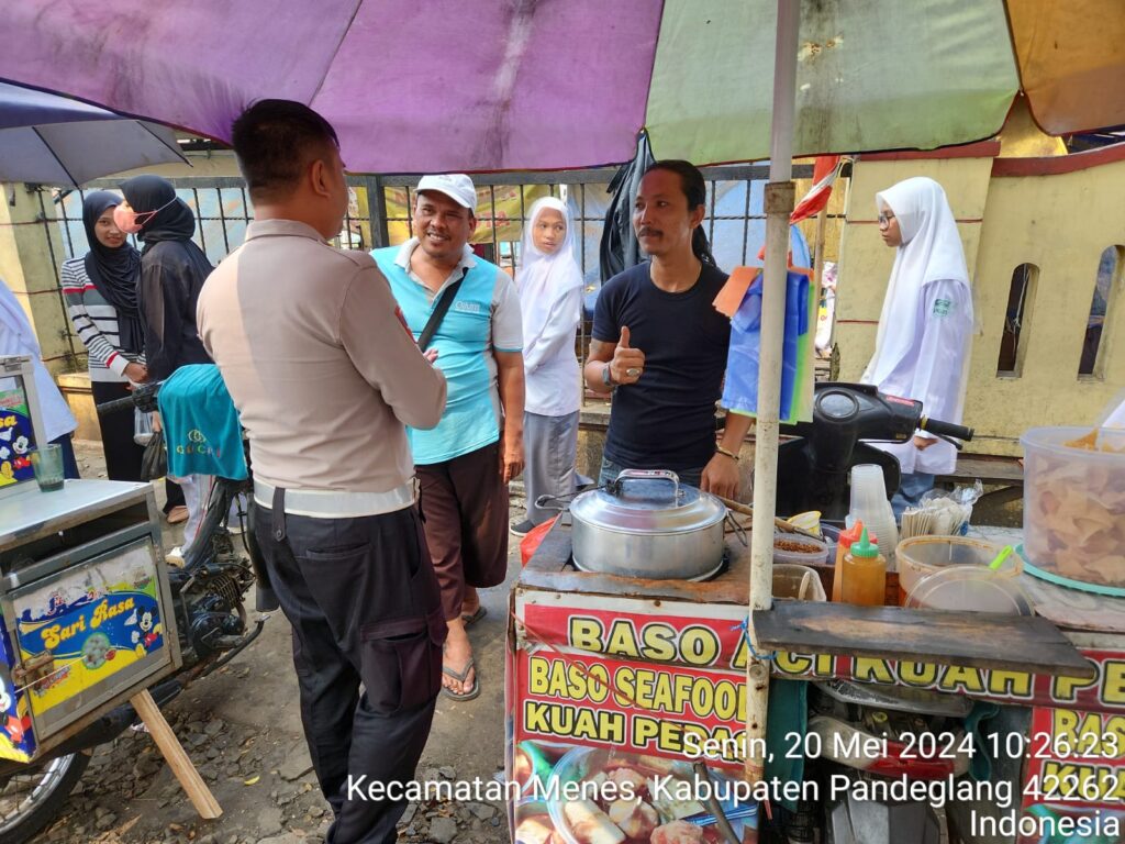 Polsek Menes Polres Pandeglang Sambangi Pedagang Keliling untuk Menjaga Kamtibmas 2 WhatsApp Image 2024 05 20 at 14.00.55