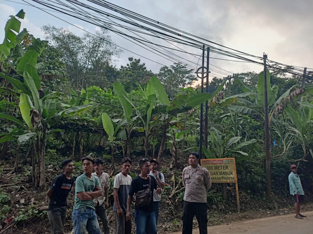 Polsek Bojong Lakukan Sambang Warga di Desa Cijakan untuk Sosialisasi Bijak Bermedia Sosial 9 WhatsApp Image 2024 05 20 at 14.23.41