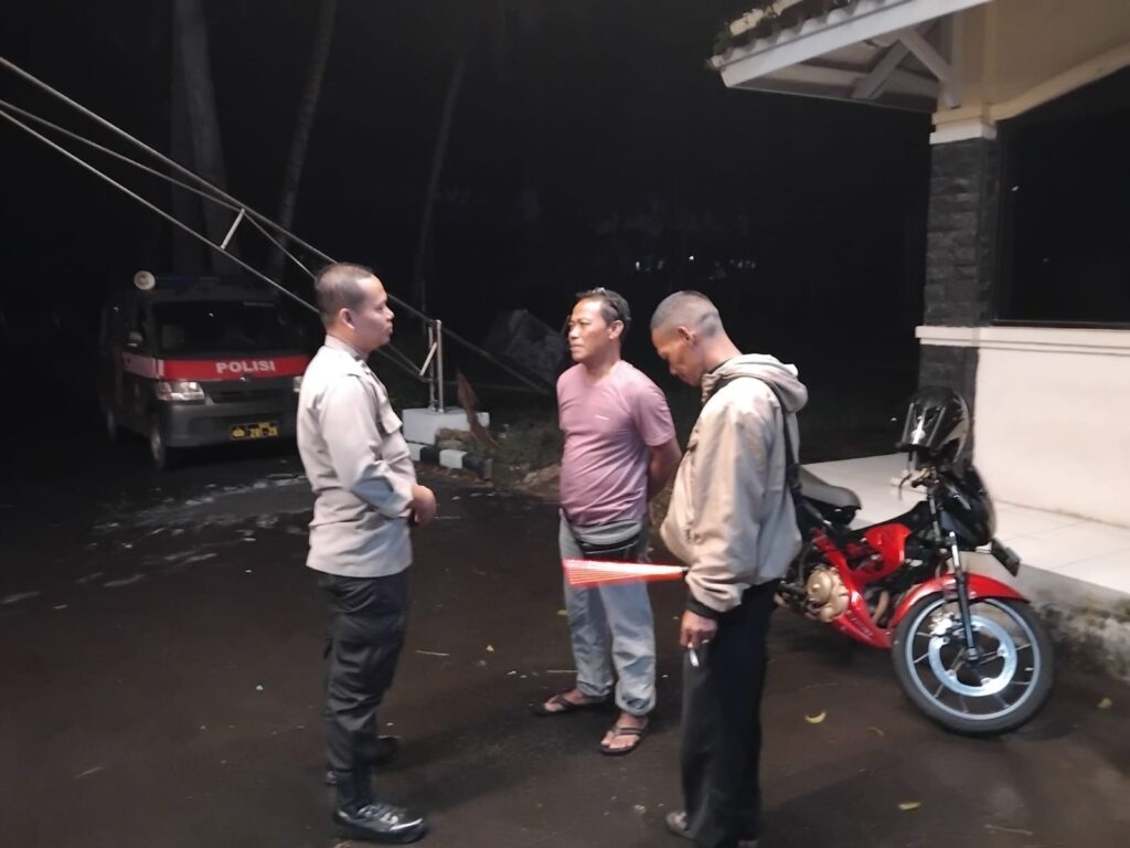 Polsek Cadasari Meningkatkan Keamanan dengan Kunjungan ke Penjaga Perumahan 3 WhatsApp Image 2024 05 20 at 15.08.53