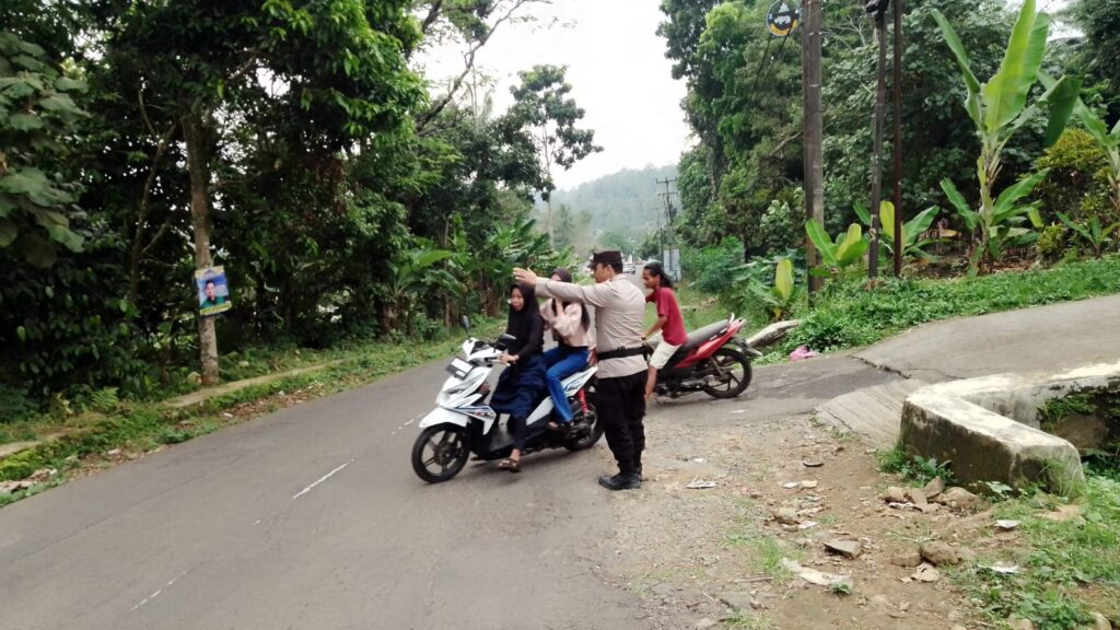 Polsek Pulosari Tingkatkan Keamanan Jalan Raya dengan Giat Gatur Lalu Lintas 8 WhatsApp Image 2024 05 20 at 16.55.11