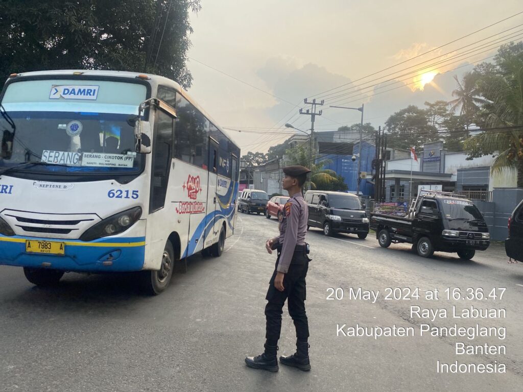 Strong Point Polres Pandeglang: Personel Polisi Rutin Lakukan Pengaturan Lalu Lintas untuk Mendukung Kelancaran Aktivitas Masyarakat 3 WhatsApp Image 2024 05 20 at 17.59.26