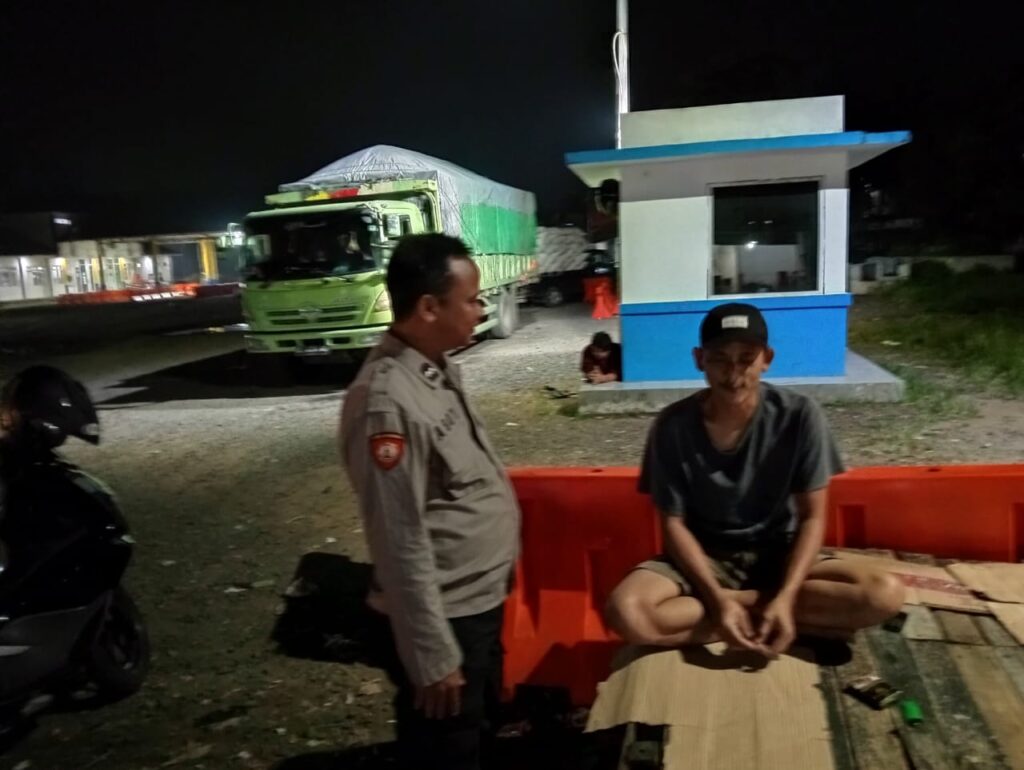 Polsek Pagelaran Gelar Patroli untuk Cegah Tindak Kriminalitas di Perkampungan dan Pertokoan 4 WhatsApp Image 2024 05 21 at 06.33.43