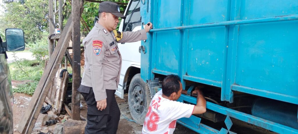 Polsek Picung Himbau Pemilik Truk Lakukan Pengecekan Rutin Kendaraan 2 WhatsApp Image 2024 05 21 at 13.09.52