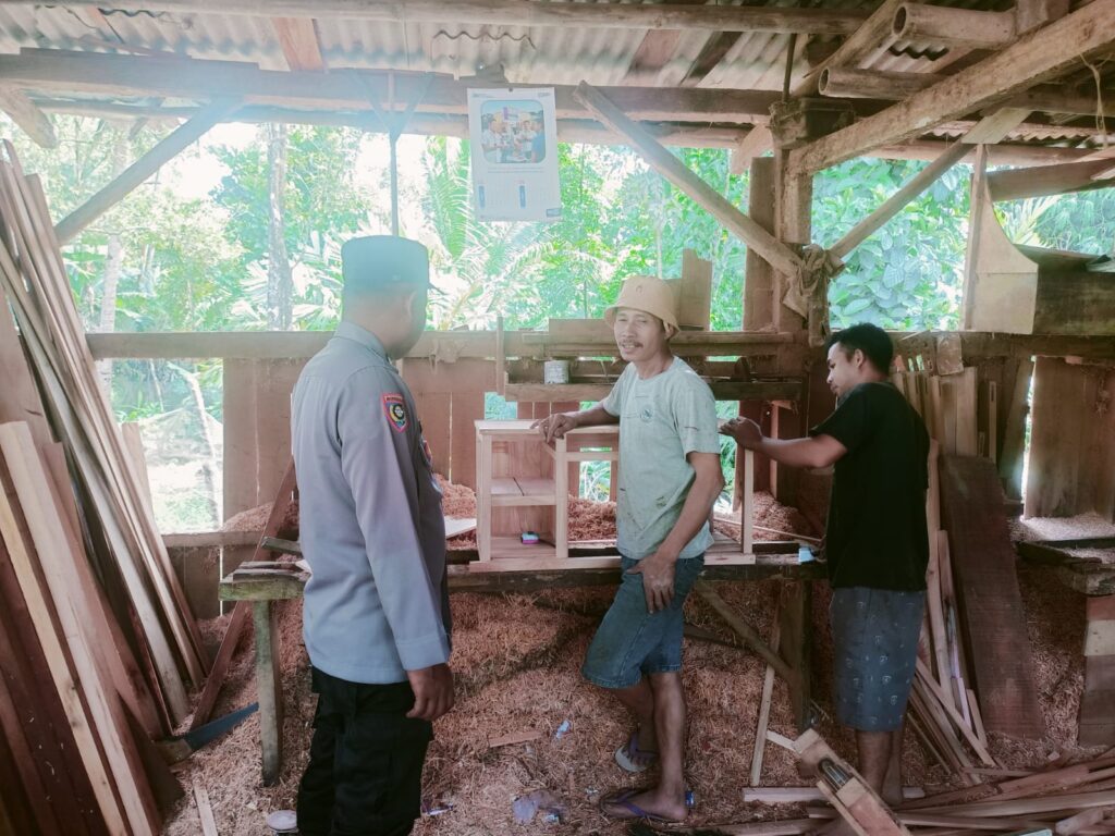 Polsek Cimanggu Himbau Pengrajin Kayu Gunakan Kayu Legal dan Bersihkan Limbah 1 WhatsApp Image 2024 05 21 at 13.14.21