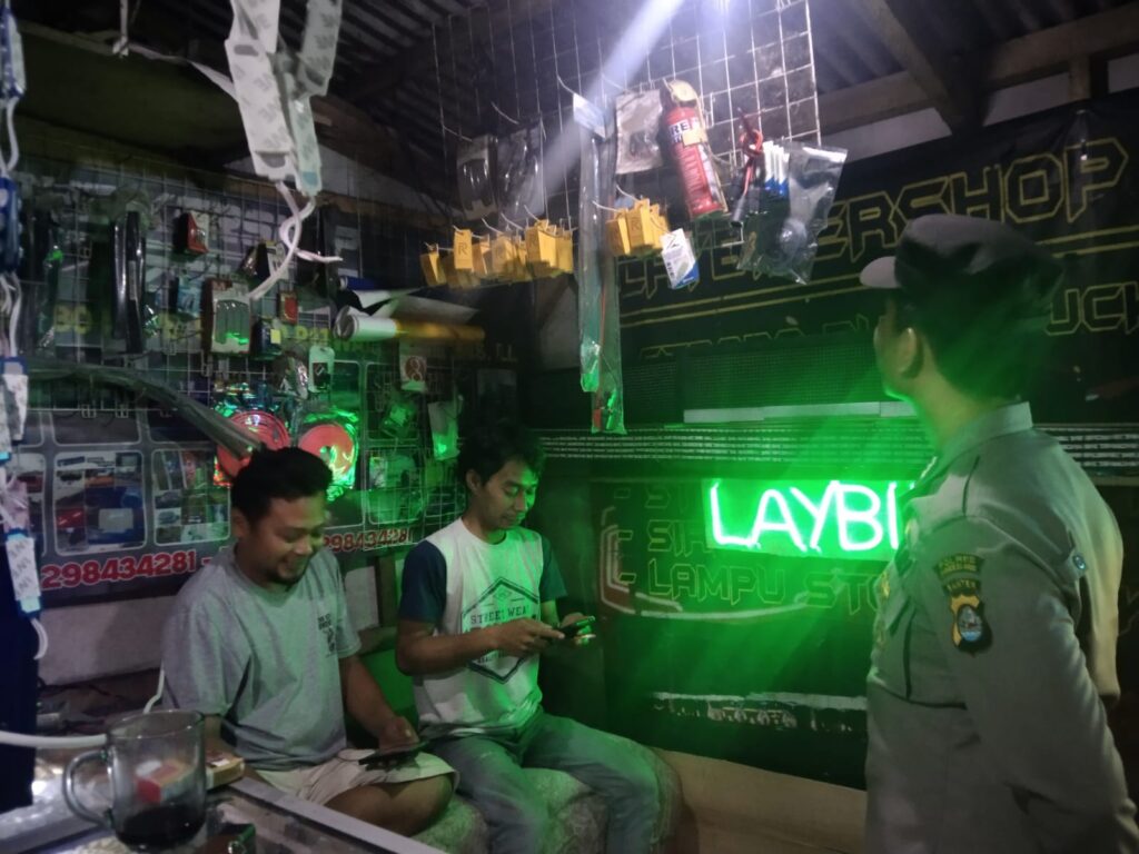 Polsek Cikedal Sambangi Warga di Kecamatan Cikedal untuk Meningkatkan Keamanan dan Ketertiban Masyarakat 2 WhatsApp Image 2024 05 21 at 13.19.02