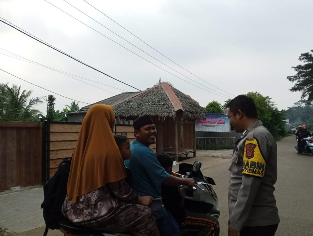 Bhabinkamtibmas Polsek Cikedal Polres Pandeglang Jalin Silaturahmi dengan Warga 10 WhatsApp Image 2024 05 21 at 13.24.21