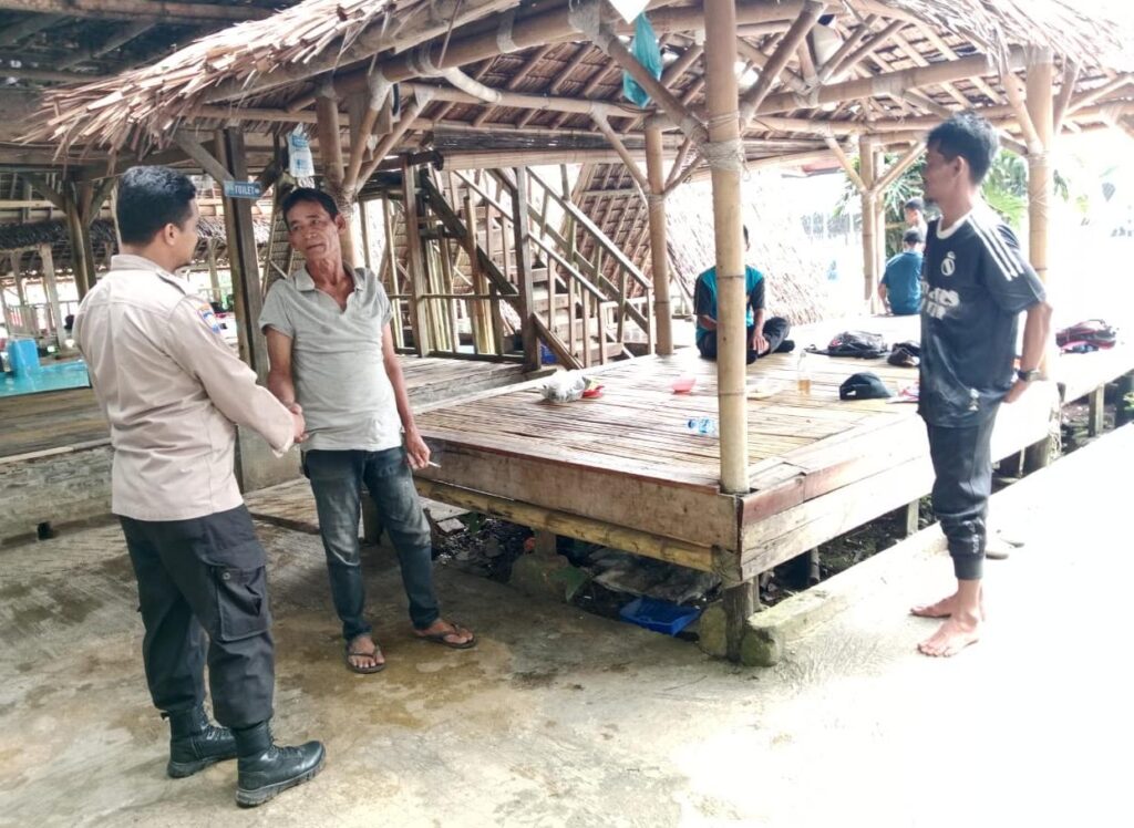 Polsek Cikedal Polres Pandeglang Tingkatkan Keamanan di Tempat Wisata Saung Bu Ende 9 WhatsApp Image 2024 05 21 at 13.25.44