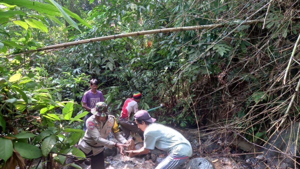 Bhabinkamtibmas Polsek Carita Bantu Pembangunan Jalan di Desa Cinoyong 6 WhatsApp Image 2024 05 21 at 13.30.28