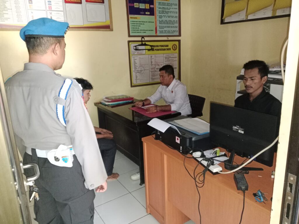 Kanit Provost Polsek Cikedal Polres Pandeglang Tingkatkan Kedisiplinan Anggota 2 WhatsApp Image 2024 05 21 at 13.42.40