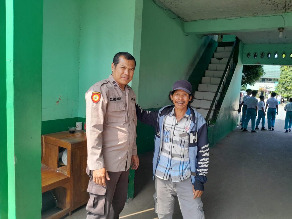 Polsek Menes Polres Pandeglang Laksanakan Sambang Kamtibmas di Sekolah Mathlaul Anwar, Menes 1 WhatsApp Image 2024 05 21 at 13.45.00