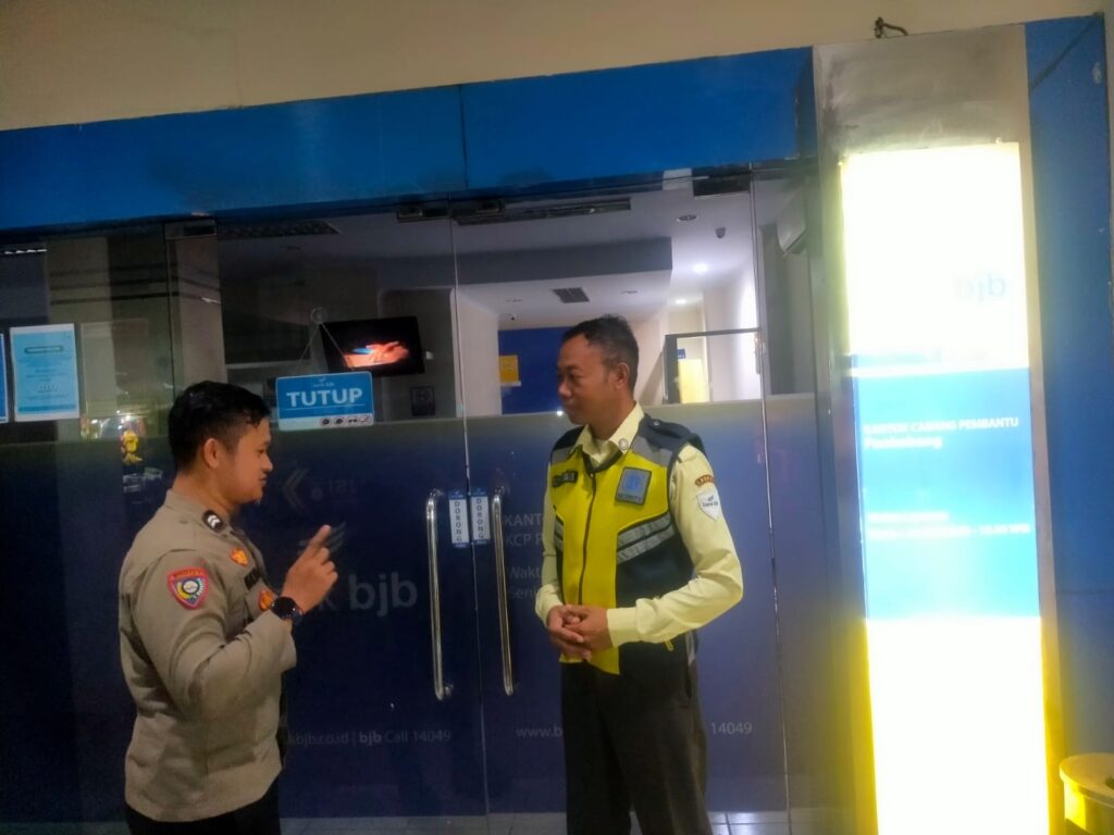 Polsek Panimbang Tingkatkan Keamanan di Sekitar Mesin ATM Bersama Security Bank 5 WhatsApp Image 2024 05 22 at 21.44.38