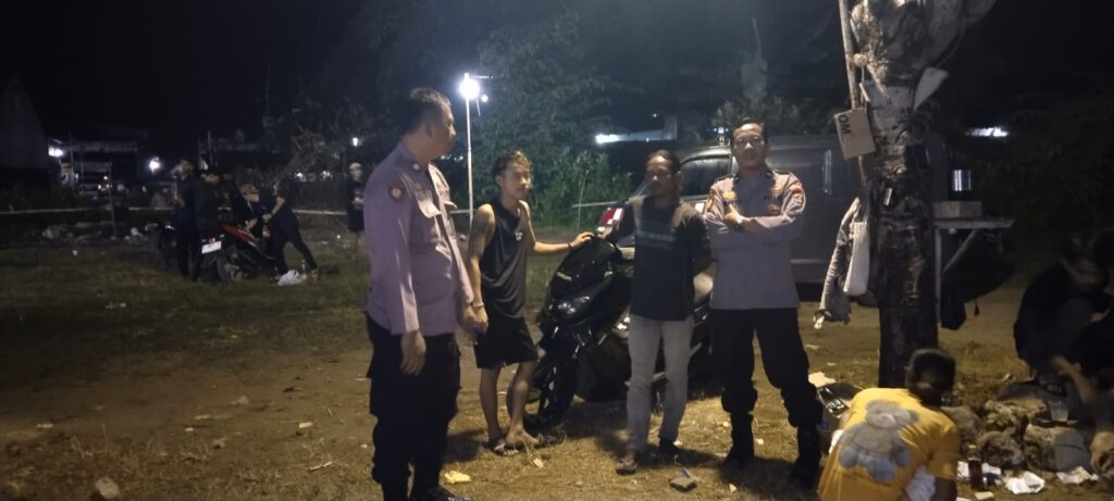 Polsek Labuan Gencar Lakukan Kegiatan Sambang Malam untuk Tingkatkan Kamtibmas 6 WhatsApp Image 2024 05 22 at 22.14.52