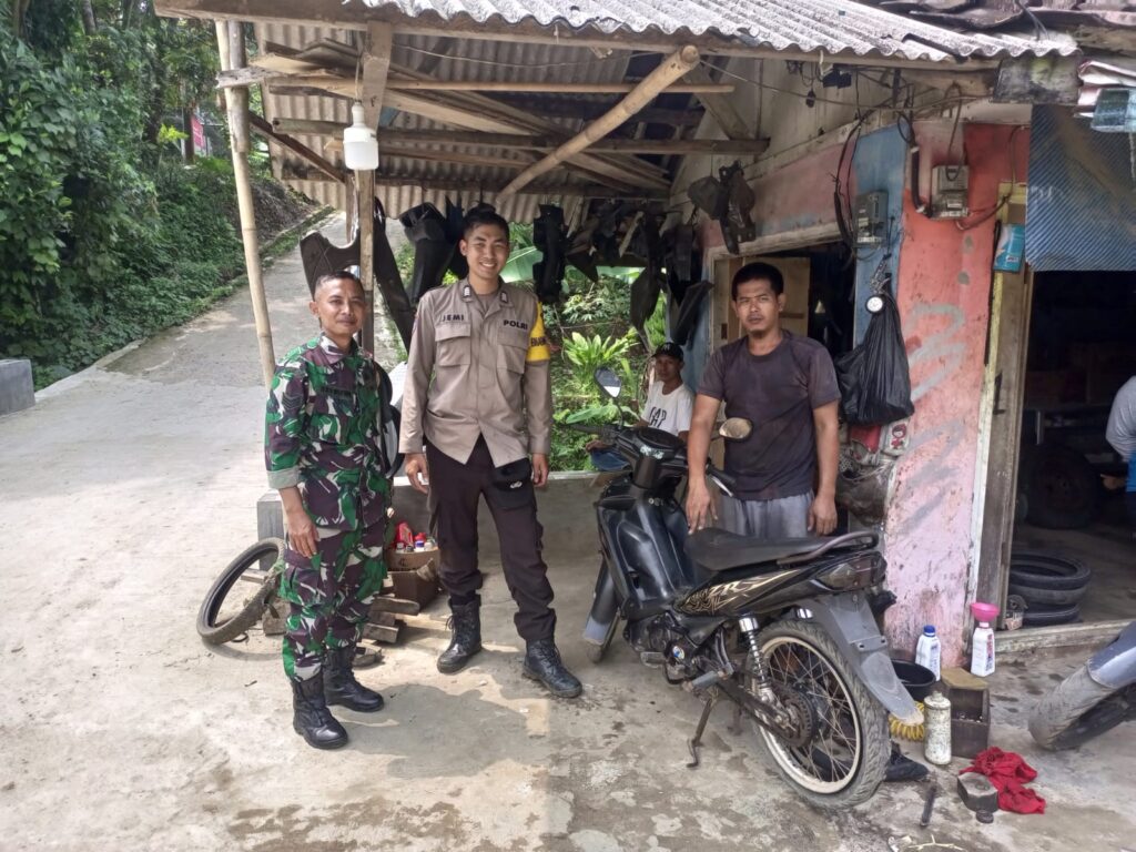 Bhabinkamtibmas Polsek Cimanuk Lakukan Kegiatan Sambang di Desa Sekong, Kecamatan Cimanuk Pandeglang 1 WhatsApp Image 2024 05 22 at 23.24.43