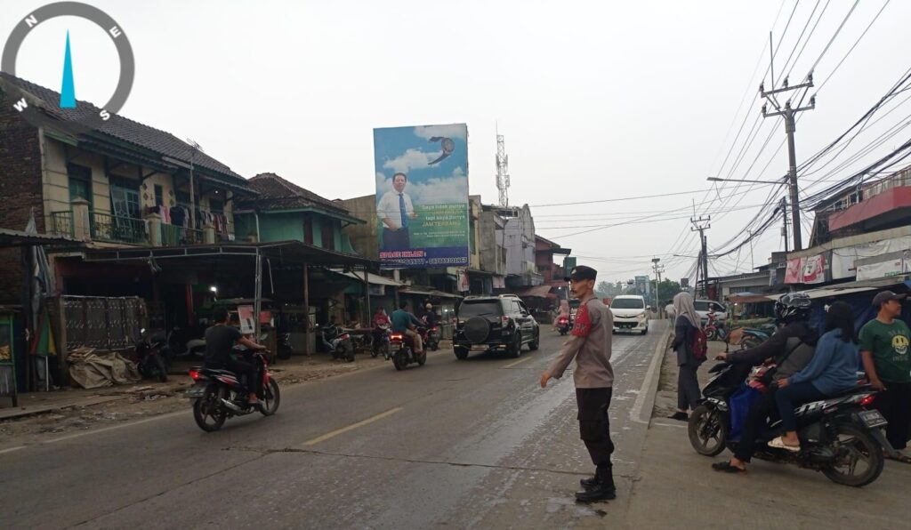 Polsek Cimanuk Berikan Pengaturan Lalu Lintas untuk Mengurangi Kemacetan dan Meningkatkan Kenyamanan Pengguna Jalan 2 WhatsApp Image 2024 05 22 at 23.34.29