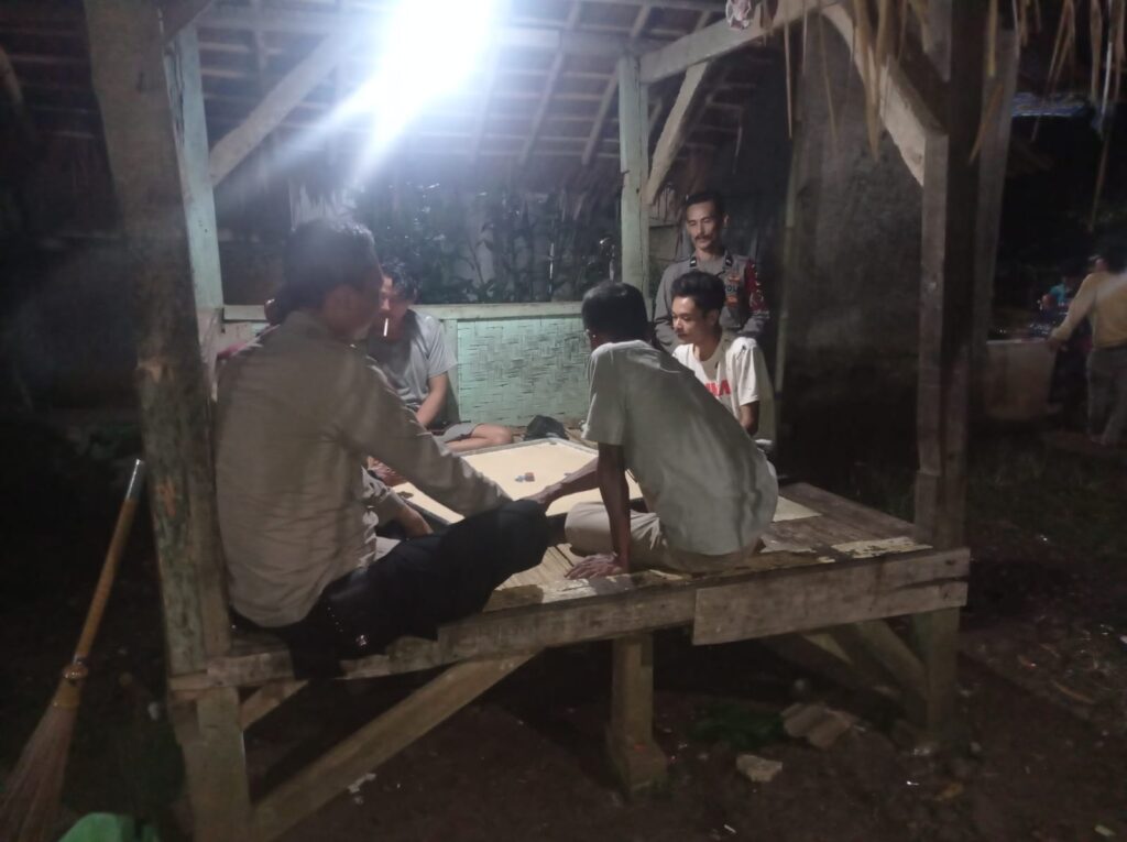 Polsek Cimanuk Polres Pandeglang Gelar Patroli Malam untuk Ciptakan Keamanan dan Ketertiban 3 WhatsApp Image 2024 05 22 at 23.43.47