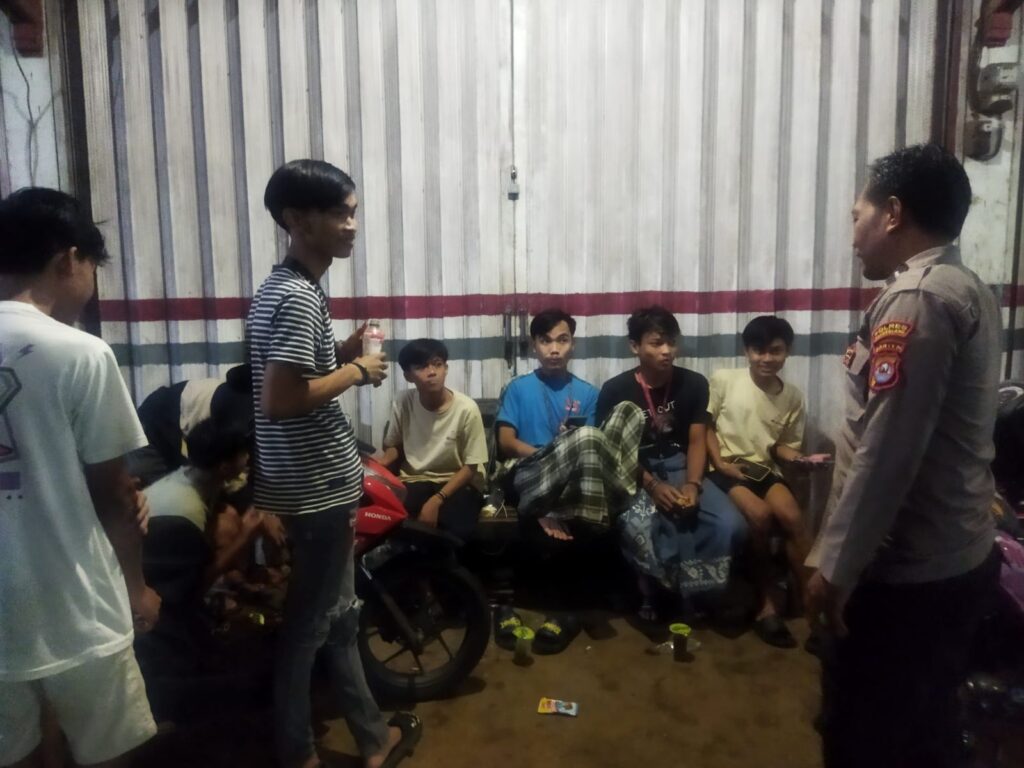 Petugas Piket Polsek Cimanggu Berikan Himbauan kepada Remaja untuk Cegah Gangguan Kamtibmas 4 WhatsApp Image 2024 05 23 at 00.24.36