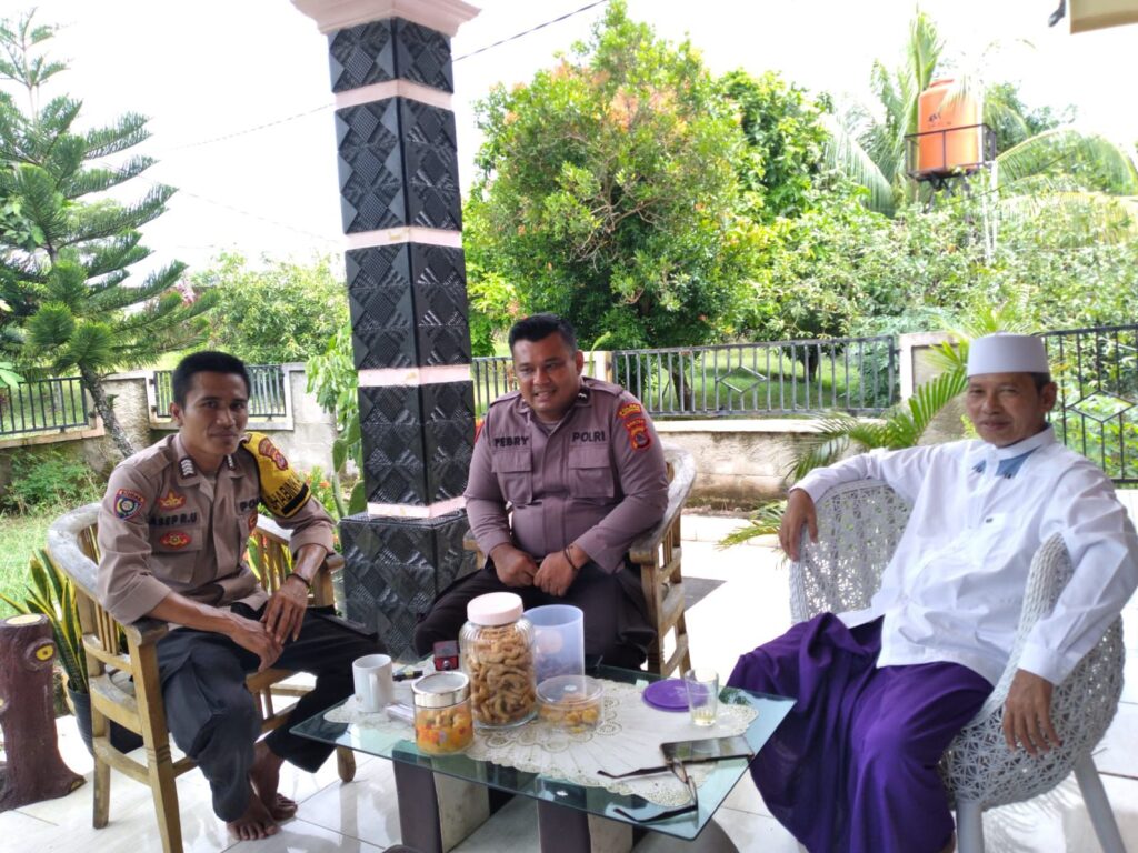 Kanit Binmas Polsek Panimbang Sowan kepada Sesepuh Agama di Desa Tanjung Jaya 5 WhatsApp Image 2024 05 23 at 00.40.36
