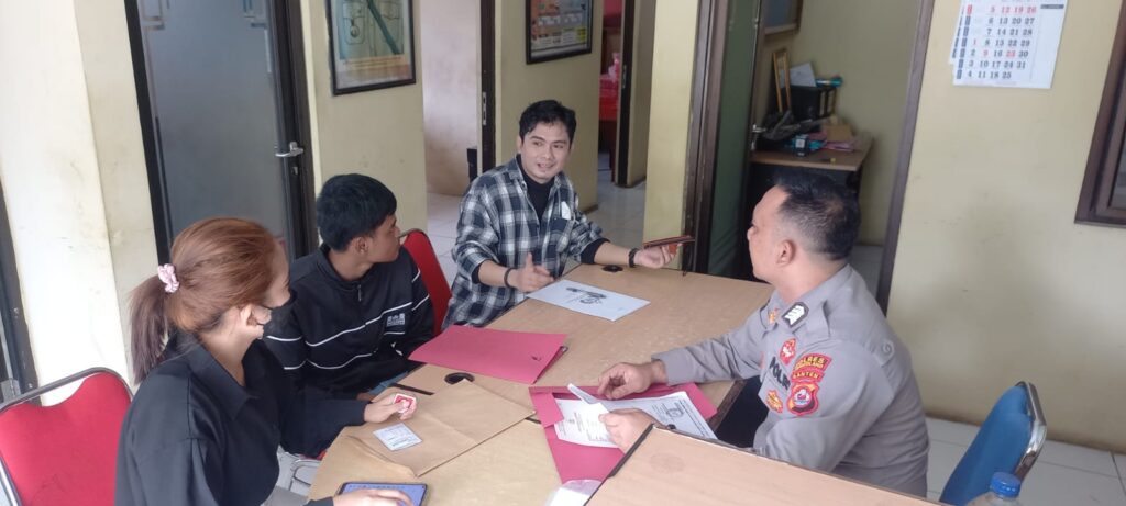 Bentuk Pelayanan Masyarakat yang Humanis Polsek Picung Layani Masyarakat Pembuatan SKCK di Mapolsek 8 WhatsApp Image 2024 05 23 at 01.14.12