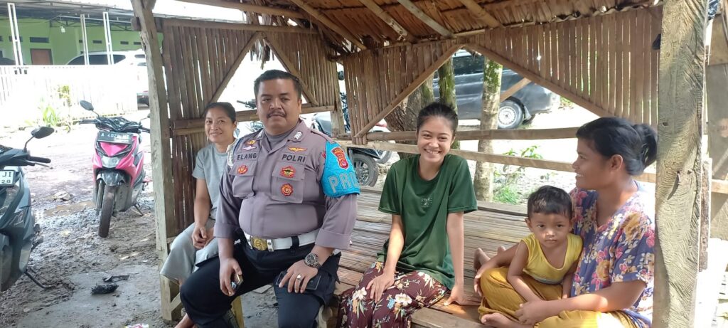 Kanit Propam Polsek Picung Polres Pandeglang Laksanakan Sambang ke Warga Desa Kolelet 9 WhatsApp Image 2024 05 23 at 01.14.34