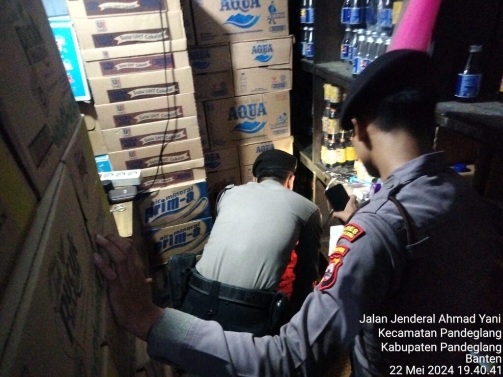 Polres Pandeglang Gelar Operasi Pekat, Sita 17 Botol Minuman Keras di Cipacung 10 WhatsApp Image 2024 05 23 at 06.00.27