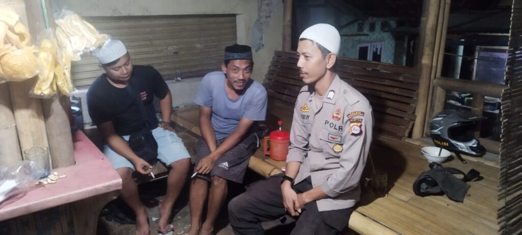 Bhabinkamtibmas Polsek Bojong Kontrol Aktivitas Ronda Malam Warga 3 WhatsApp Image 2024 05 23 at 11.25.07