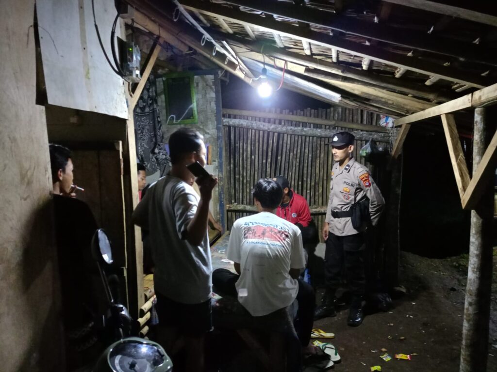 Kanit Binmas Polsek Jiput Bersama Personil Melaksanakan Patroli Rutin Malam untuk Menjaga Kamtibmas 8 WhatsApp Image 2024 05 23 at 21.34.57