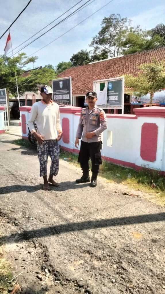 Bhabinkamtibmas Polsek Cikeusik Bertemu dan Bertegur Sapa Warga di Kp. Sukaseneng 1 WhatsApp Image 2024 05 23 at 21.37.57